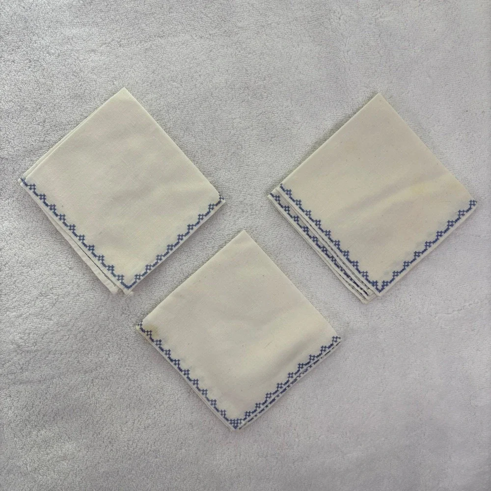 Set‎ of 3 Embroidered Handkerchiefs Floral Design Blue Scalloped Edge